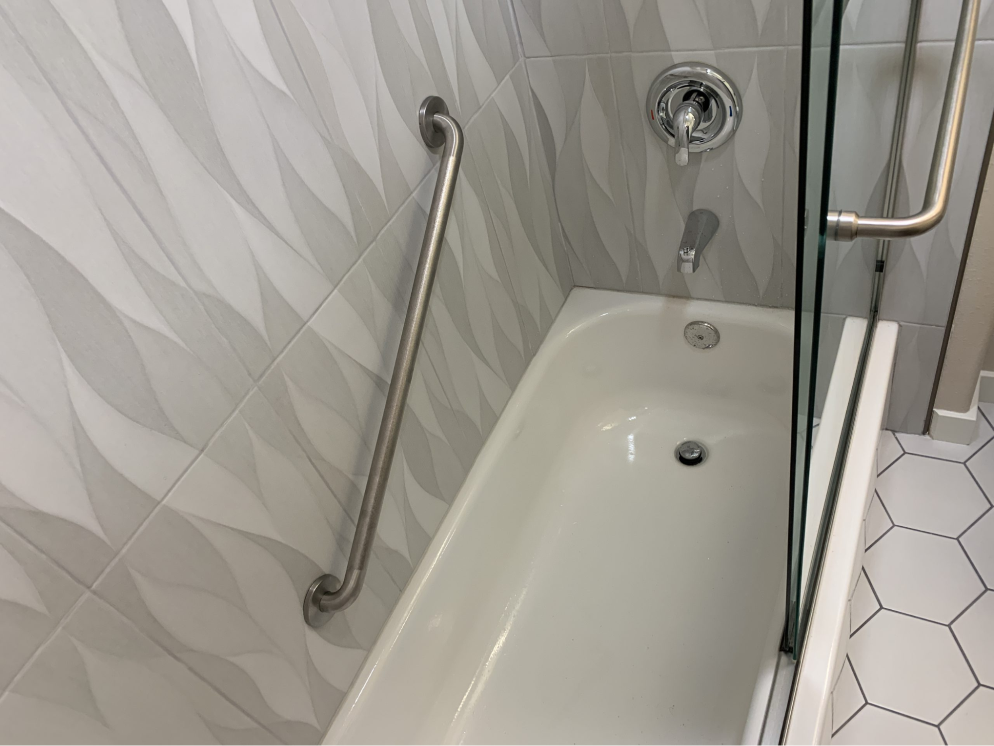 How Accessible Bathtubs With Grab Bars Improve Safety Daily