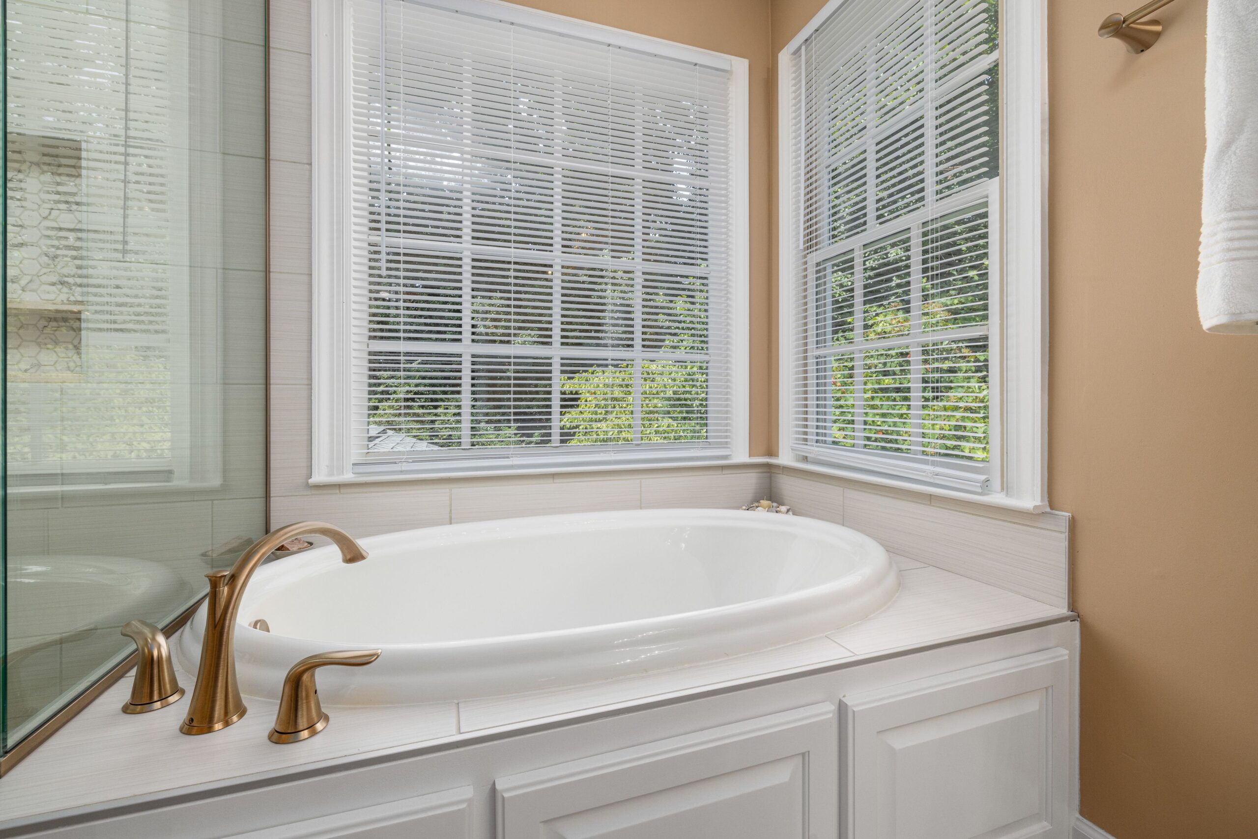How Long Does Bathtub Refinishing Last? Care Tips to Keep Your Tub Looking New
